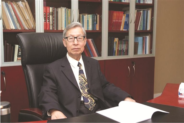 2010年左右，周光耀在成达大厦办公室。