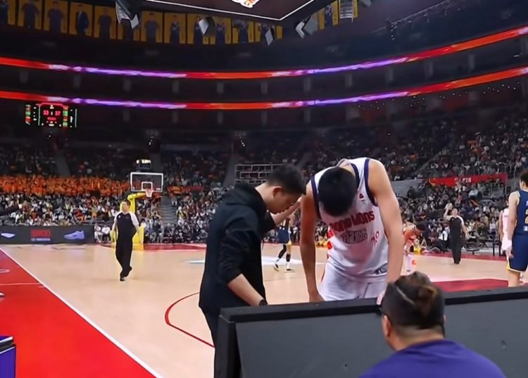 望无大碍！徐昕膝盖不适 在场边接受治疗&此前曾摔倒