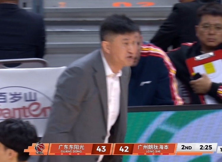 奎因和郭艾伦抢篮板出界&裁判吹广州球权 杜锋怒气冲冲挑战成功