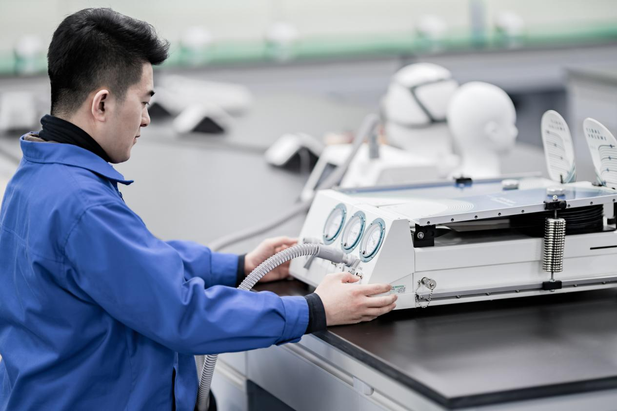 图为BMC瑞迈特的工程师进行呼吸机性能测试