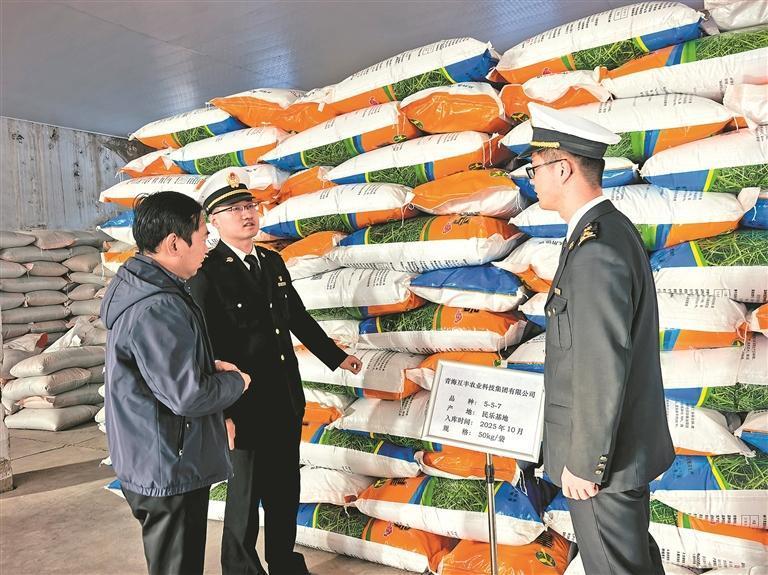 西宁海关工作人员在青海互丰集团仓库内与贺生平交流。 本报记者 王菲菲 摄