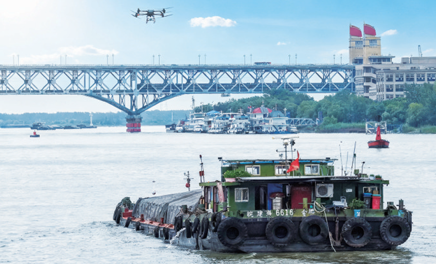 无人机给长江货船提供物资配送服务。