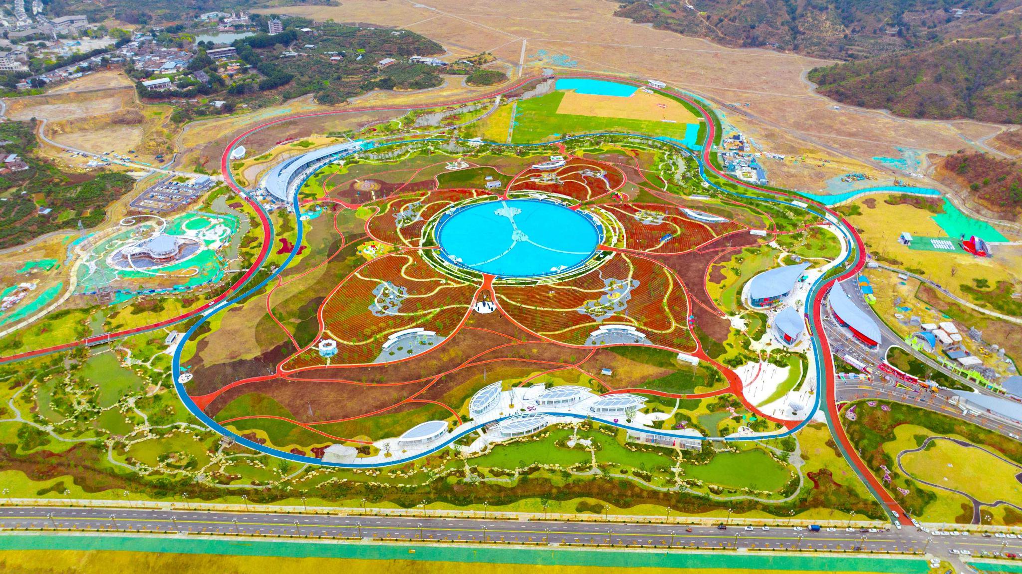 位于攀枝花的阿署达四季花海景区由花心、花瓣等构成