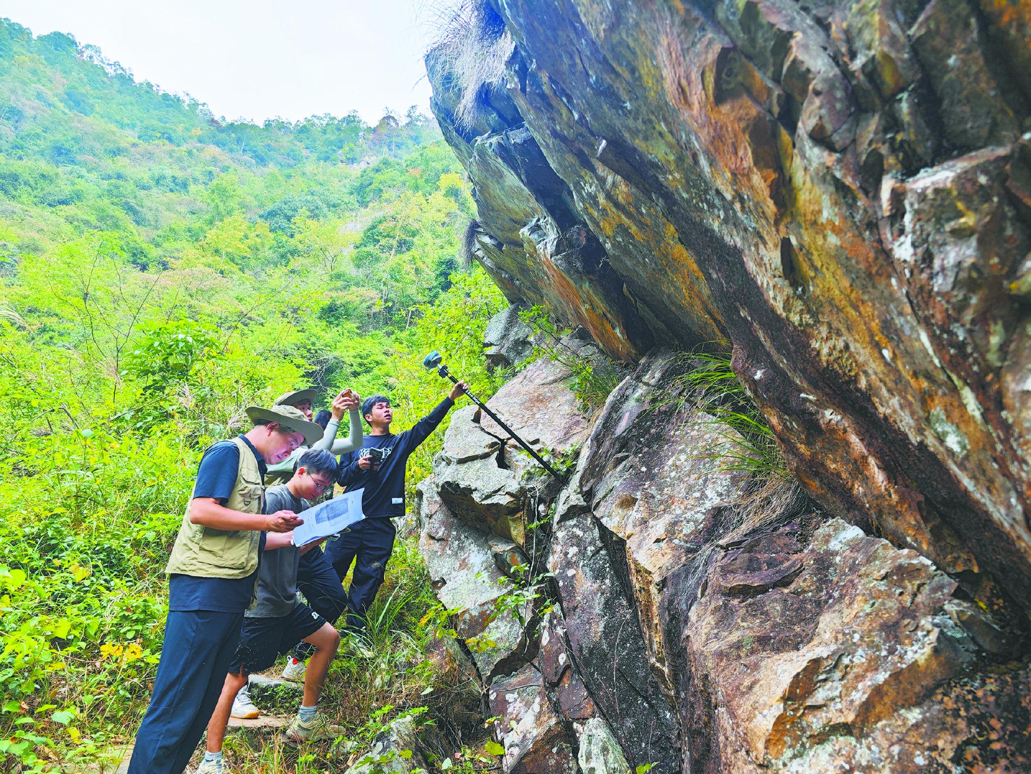 广东省韶关市翁源县“四普”调查队实地调查铁石径摩崖石刻