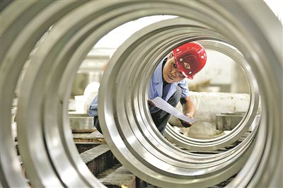 工人在贵州航宇科技发展股份有限公司厂房检查产品（本报资料图片）。