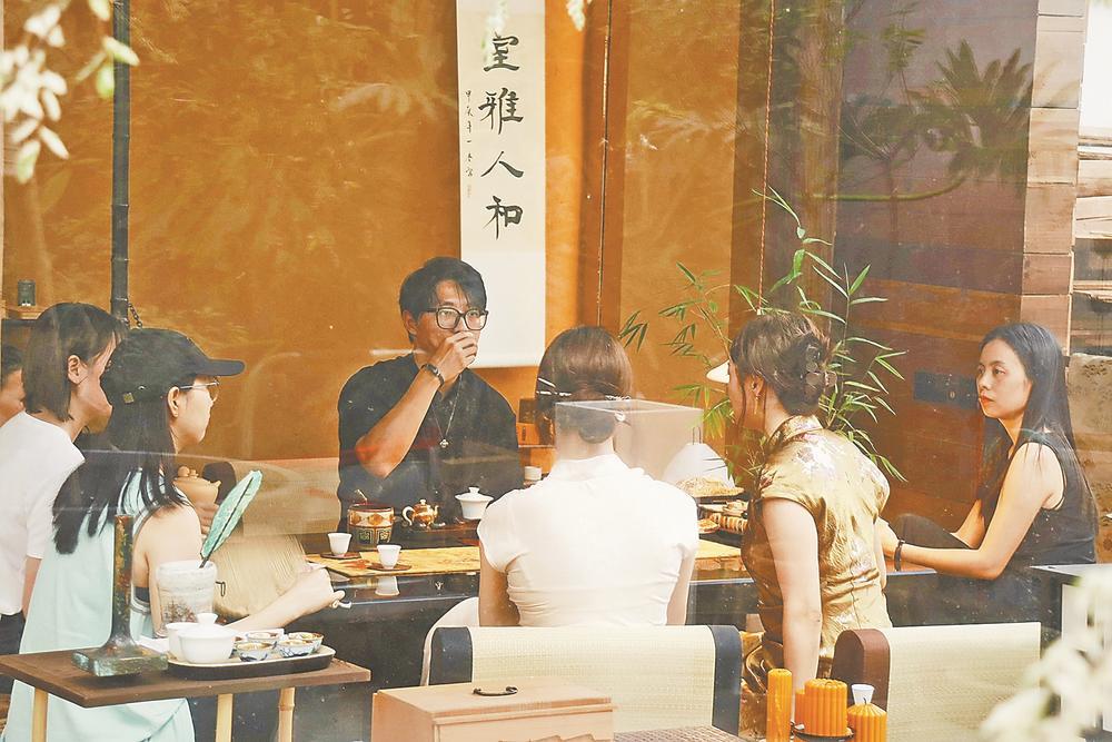 在“沙仑的玫瑰”空间里，主理人与顾客探讨植物私人定制方案。（受访者供图）