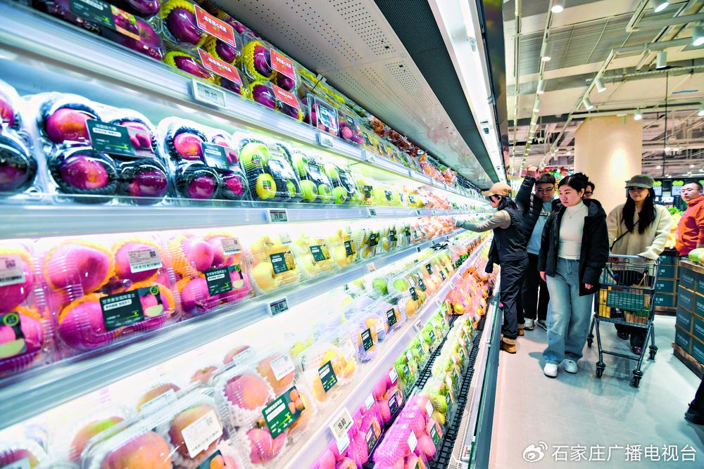 市民在京东七鲜超市石家庄裕华万达店选购商品。