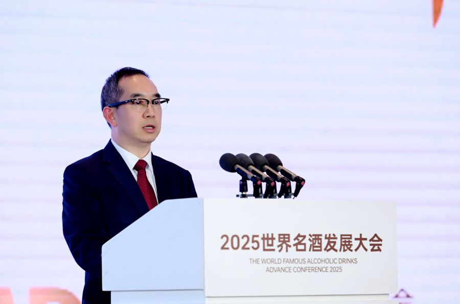 （茅台集团党委书记、董事长陈华，大会供图）