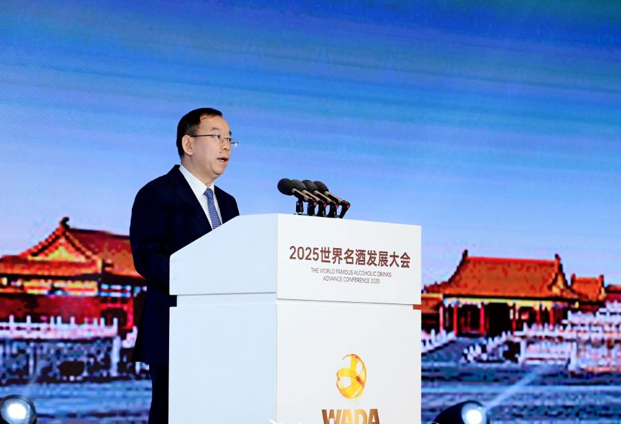 （汾酒集团党委专职副书记、副董事长李振寰，大会供图）