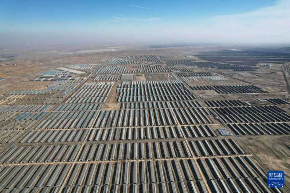 这是2025年11月15日在甘肃省酒泉市肃州区拍摄的戈壁设施农业产业园（无人机照片）。新华社记者 张智敏 摄