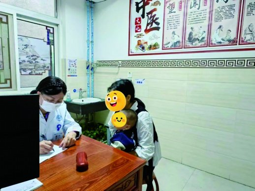 医生在为流感患儿诊治。 通讯员 供图