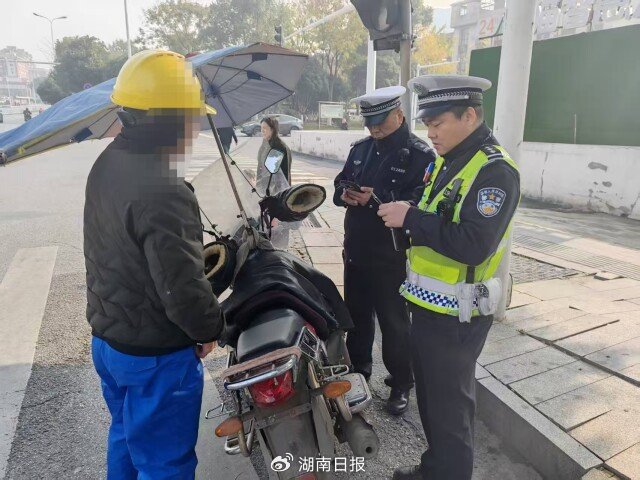 离大谱！长沙男子骑摩托 “蛇形走位”，拦停后酒气冲天还无牌无证