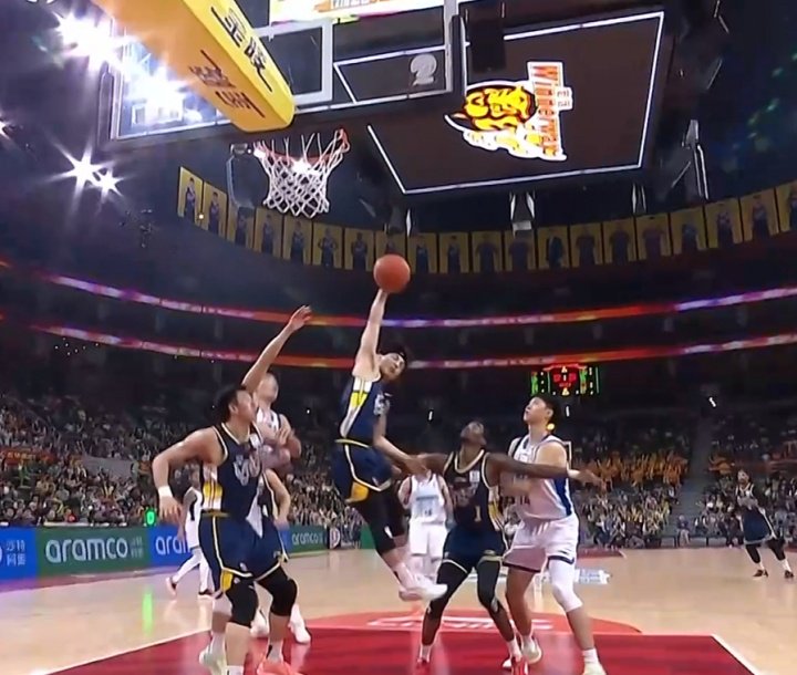 徐杰怒起单臂暴力摘板 张文逸张手三分命中&杜锋大吼“好球”！