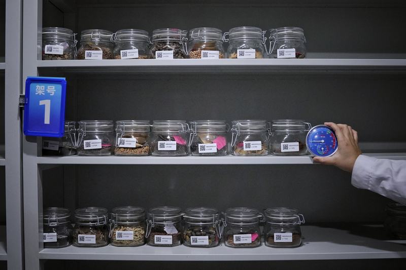 国家植物种质资源库预备库，装着种子的冷库里显示温度为零下21℃。新京报记者 薛珺 摄