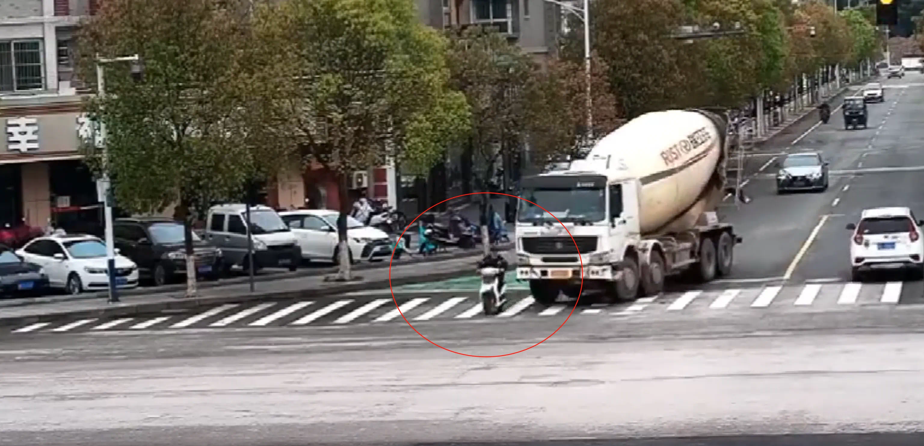 安全提示丨再说一次：远离大型车辆视野盲区！