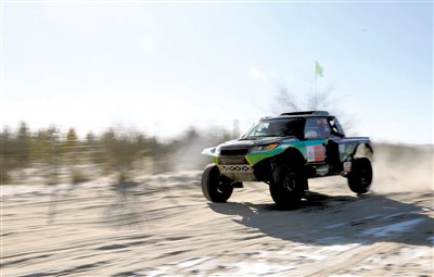 “穿越·浑善达克”冰雪越野车赛启幕