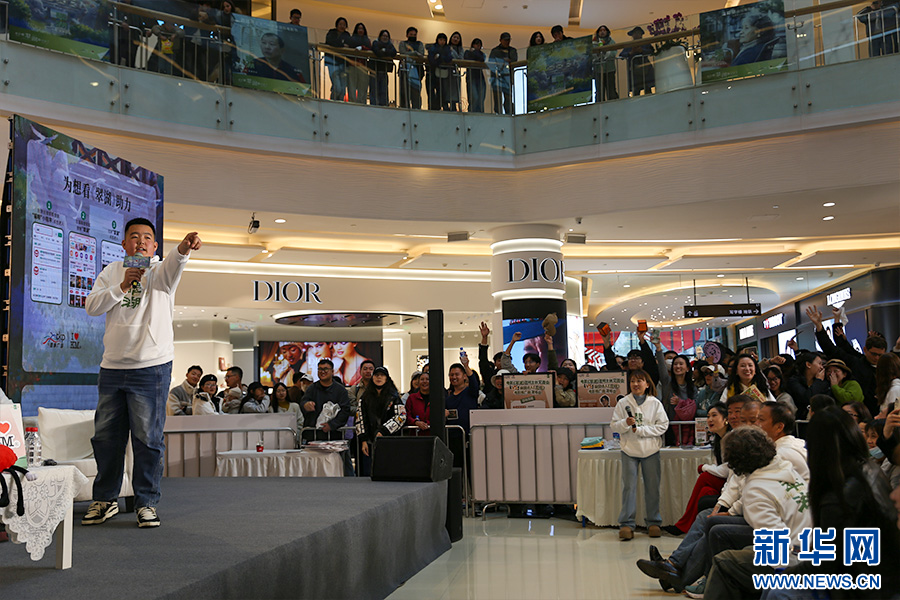 电影主创与影迷互动（12月20日摄）。新华网发（杨桢宇 摄）