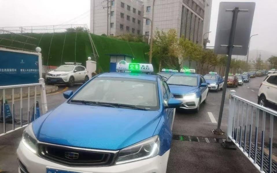 男孩打车遇暖司机 收款码失效急寻“小超哥”陈师傅