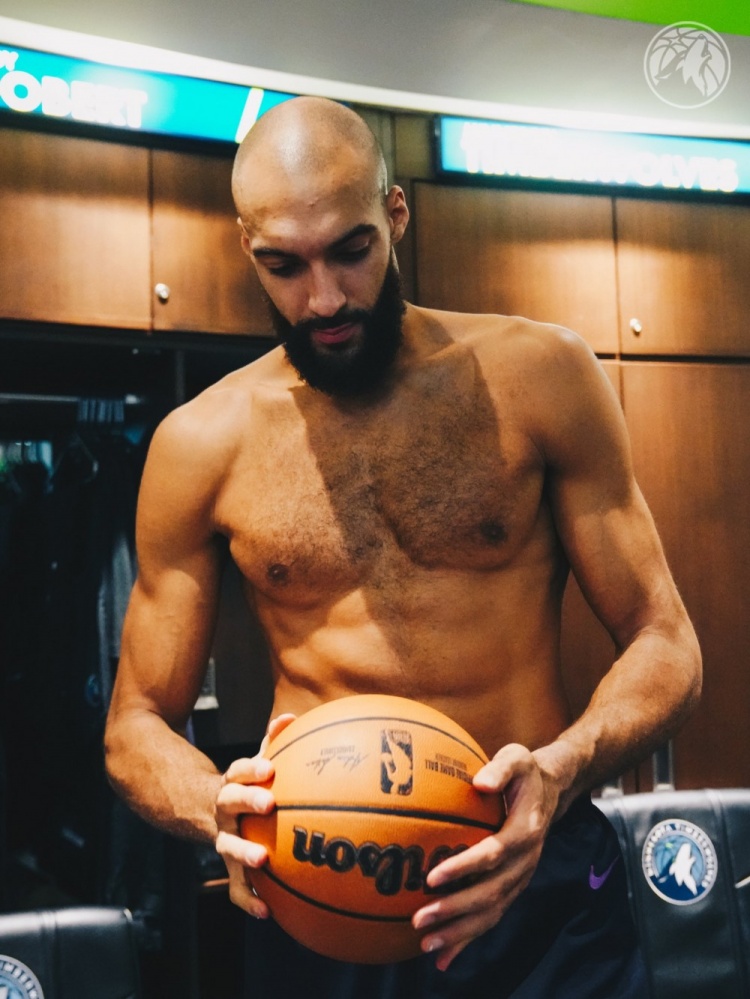 生涯篮板数破10000大关！戈贝尔赛后收到本场的比赛用球