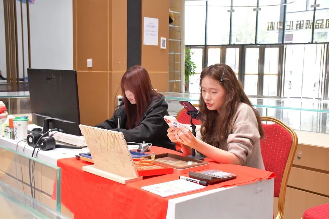 图为黄金电商直播现场