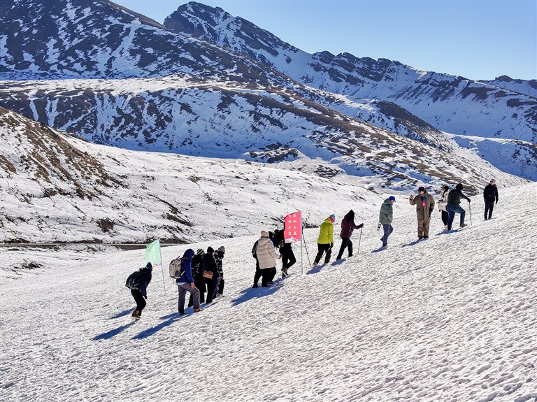 200余人挑战5500米雪古拉峰冰雪徒步