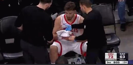 太拼了！申京守护篮下连送大帽 手撞到篮板有点受伤下场处理