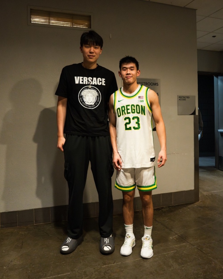 小伙子们都要加油！俄勒冈大学晒杨瀚森和林葳合照