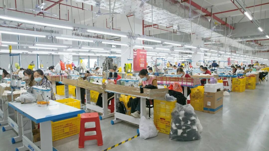 图为广西乐吉儿玩具有限公司生产车间