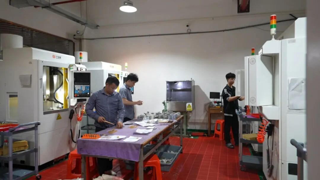 图为黄金加工现场