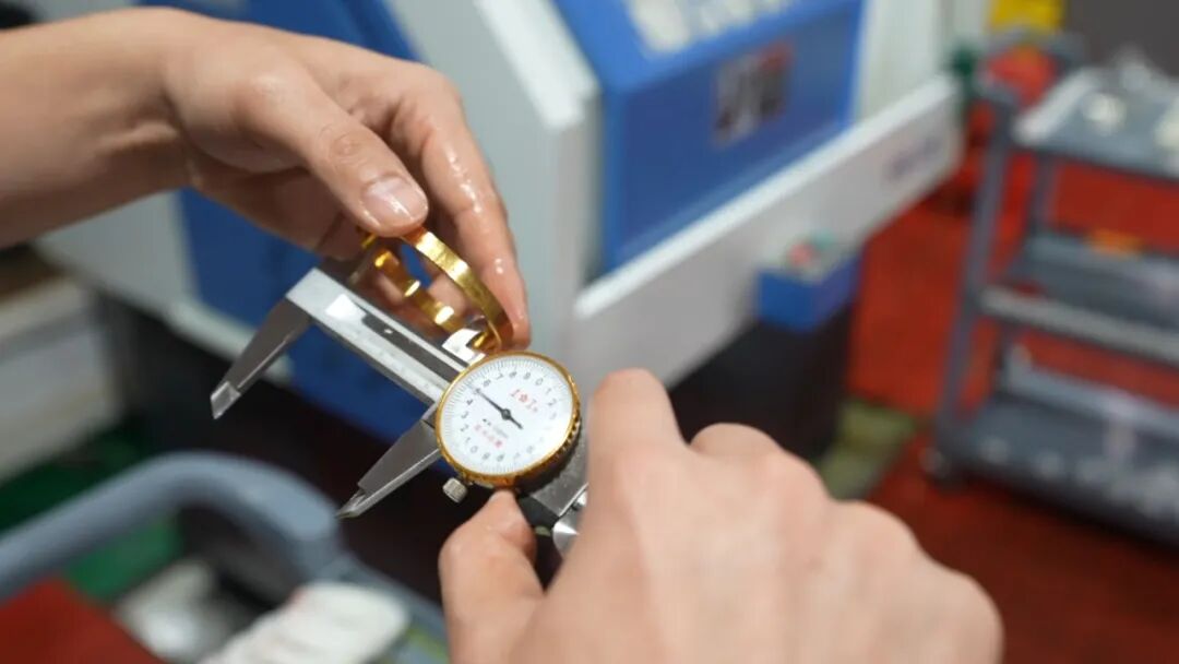 图为黄金加工现场