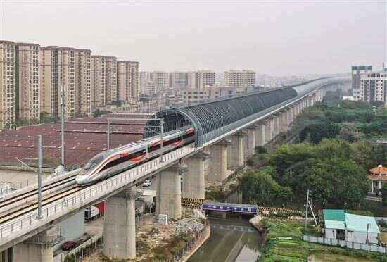 ■12月22日，从广州白云站开往湛江北站的列车穿过高中立交特大桥“隔音隧道”。新华社发