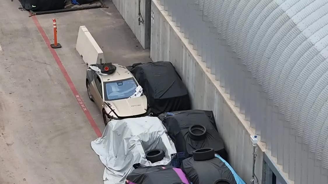 距量产约130天，照片显示特斯拉Cybercab正进行碰撞测试