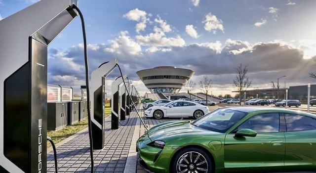 甩掉包袱 保时捷宣布2026年起逐步关停自建充电网络，转向公共充电矩阵