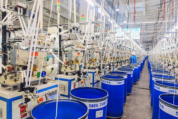 浔兴股份通过智能制造提升了生产效率。图为浔兴拉链的生产车间。新华网王蓓蓓 摄