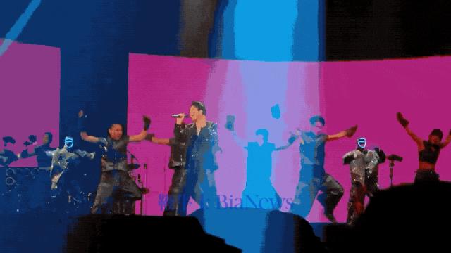 马斯克看呆！宇树机器人炸场王力宏演唱会，大秀空翻热舞，4000万海外网友围观