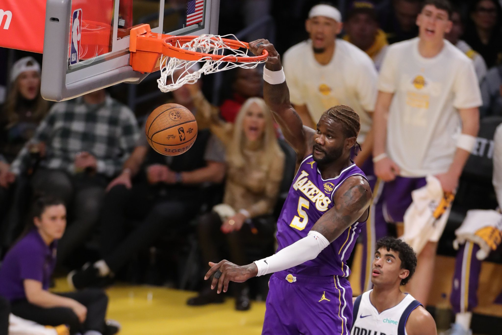 艾顿肘部伤情引关注：这次轻微拉伤将如何影响湖人内线的轮换深度？