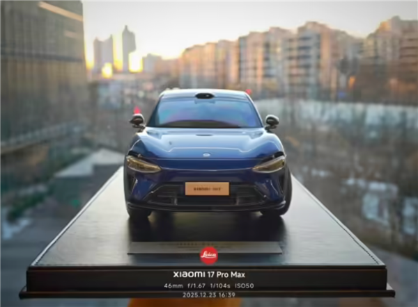 仪式感拉满！小米给员工发 YU7 定制车模 印有名字和工号