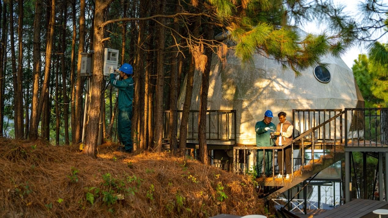 图为12月12日，国网宁波市鄞州区供电公司工作人员接到采集异常处理工单后第一时间为用户开展表计校验工作