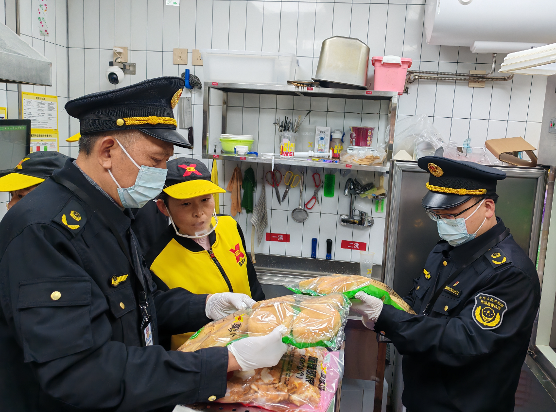 执法人员检查汉堡产品质量。