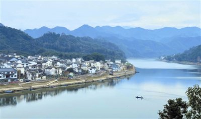 安徽歙县： 一江碧水映青山