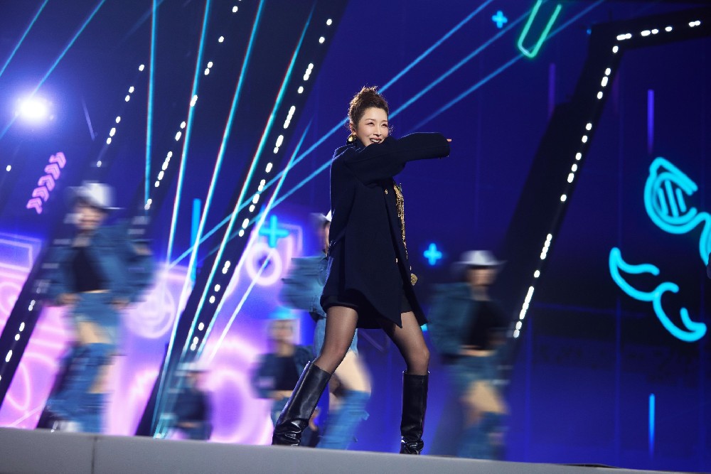 经典焕新声，温暖聚襄阳：孙悦亮相古城晚会引三万观众温情合唱