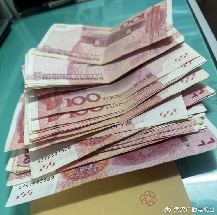 的哥高师傅捡到乘客3500元钱，一分不少还回去
