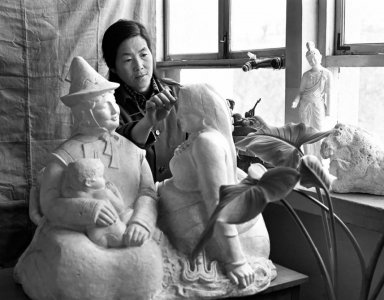 上世纪八十年代，何鄂在雕塑《和睦》。新华社资料照片