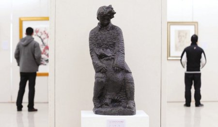 何鄂雕塑作品《深情》。新华社资料照片