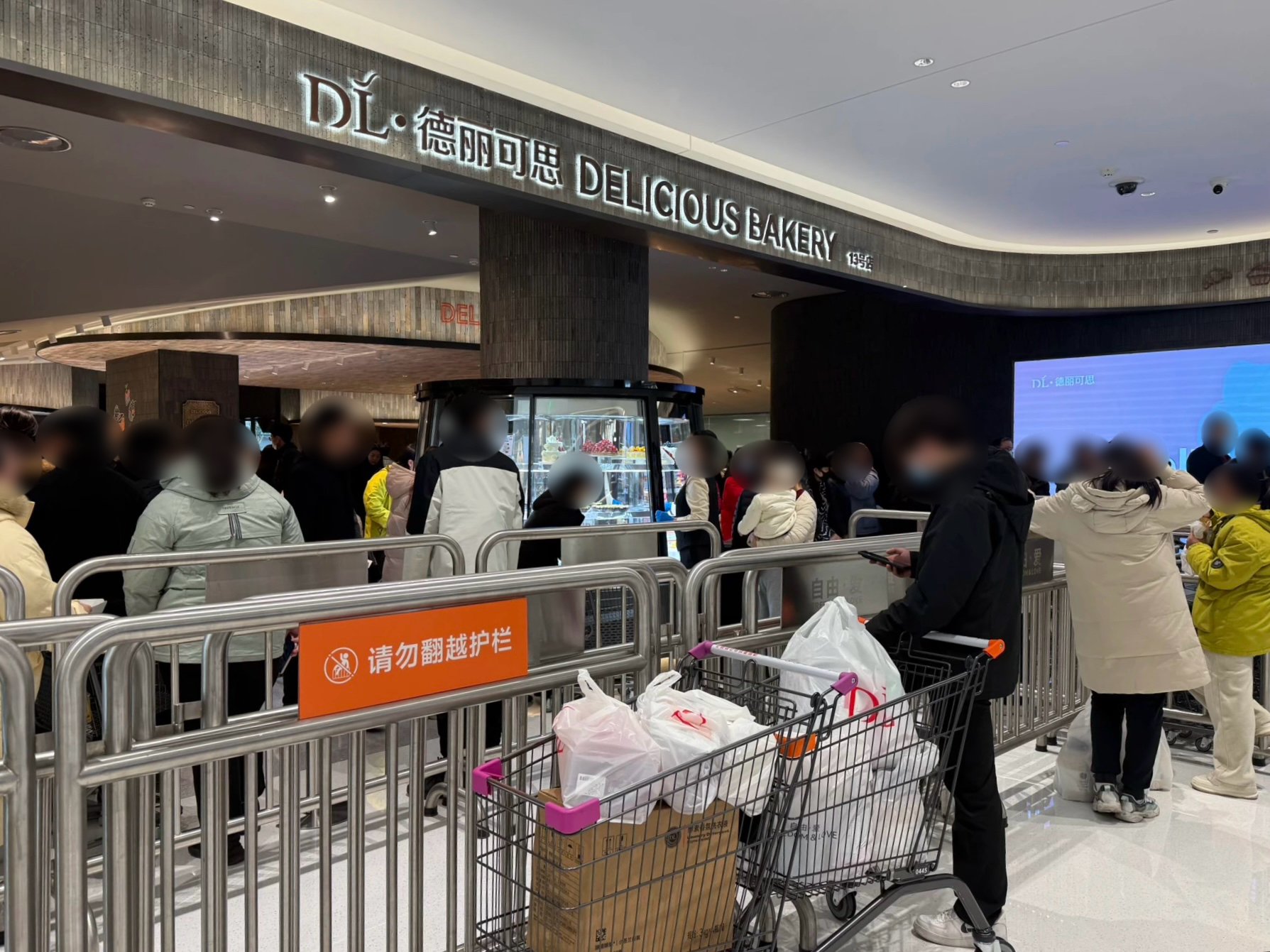 胖东来面包区 受访者供图