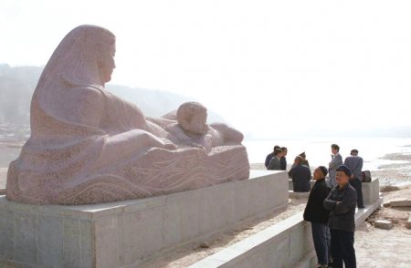 　拍摄于上世纪八十年代、坐落在兰州市滨河中路黄河南岸的《黄河母亲》。新华社资料照片