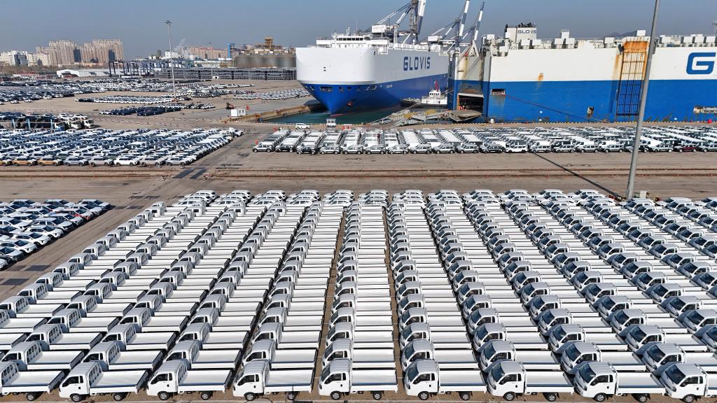   12月4日，汽车停在山东港口烟台港等待装船（无人机照片）。新华社发（唐克摄）