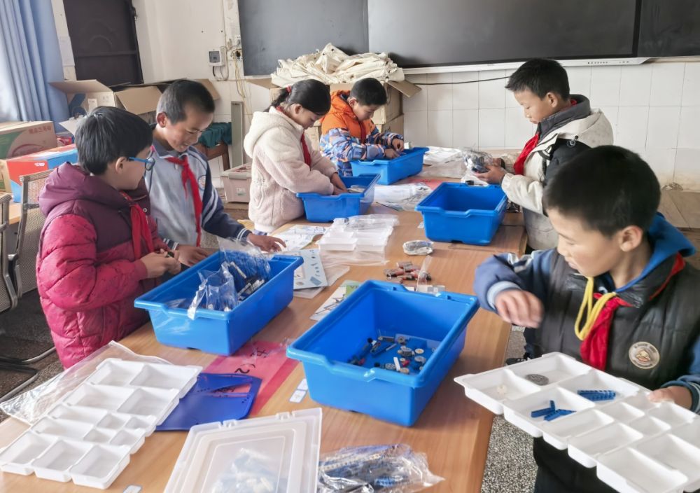 民革丽江市总支部联合公益组织开展“博爱牵手 同心助学”捐赠活动