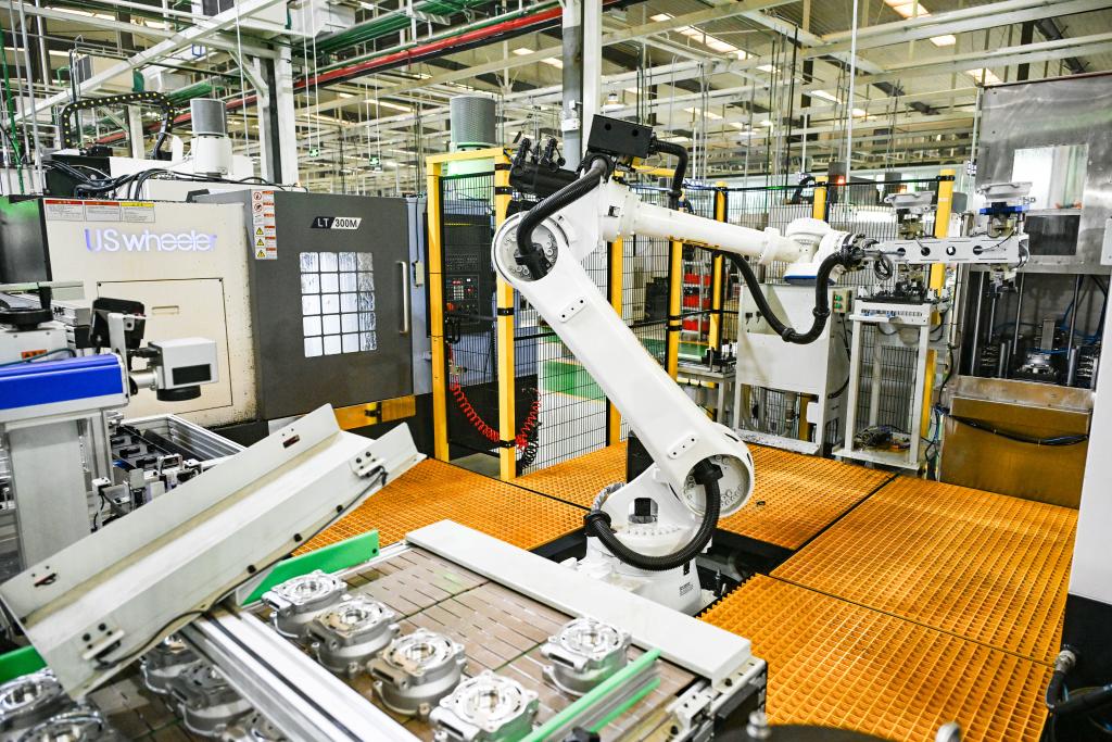  这是5月9日在位于北碚区的重庆顺多利机车有限责任公司精工基地拍摄的自动化生产作业现场。新华社记者 王全超 摄