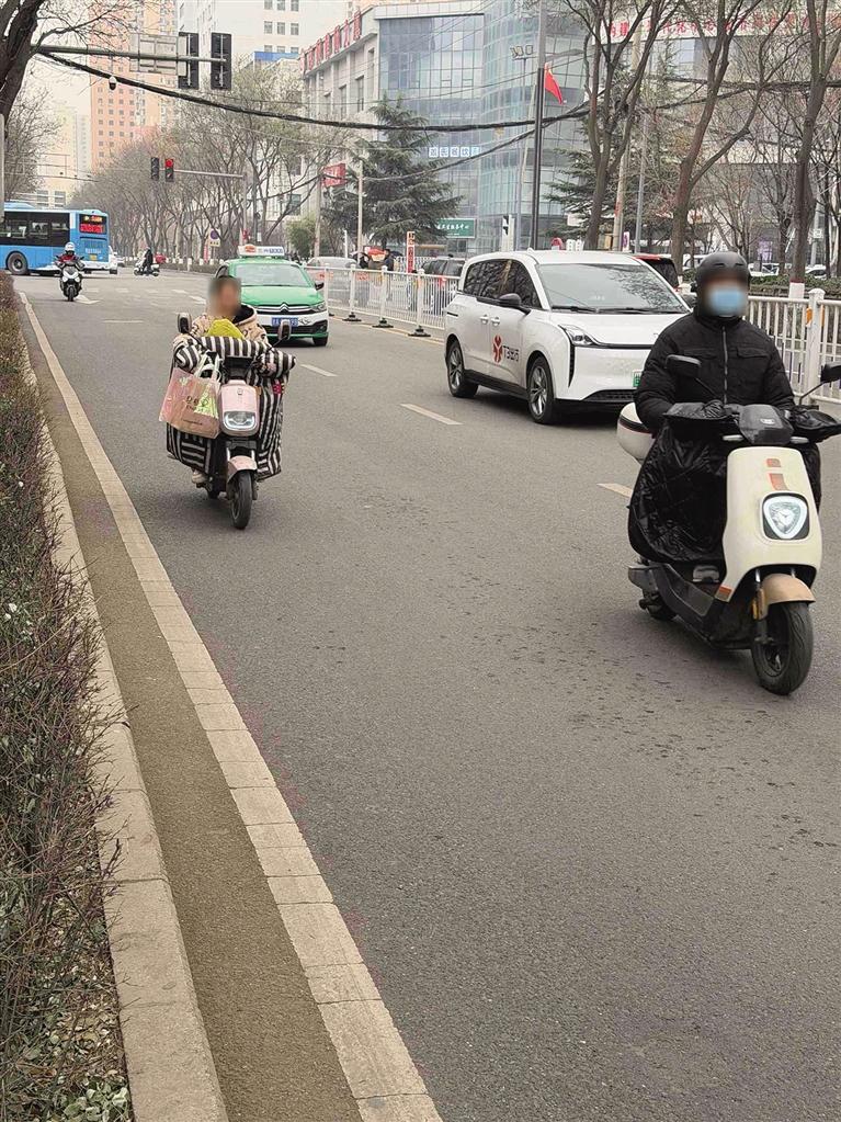 挡风被御寒神器还是“安全杀手”？交警提示：优选分体式装备